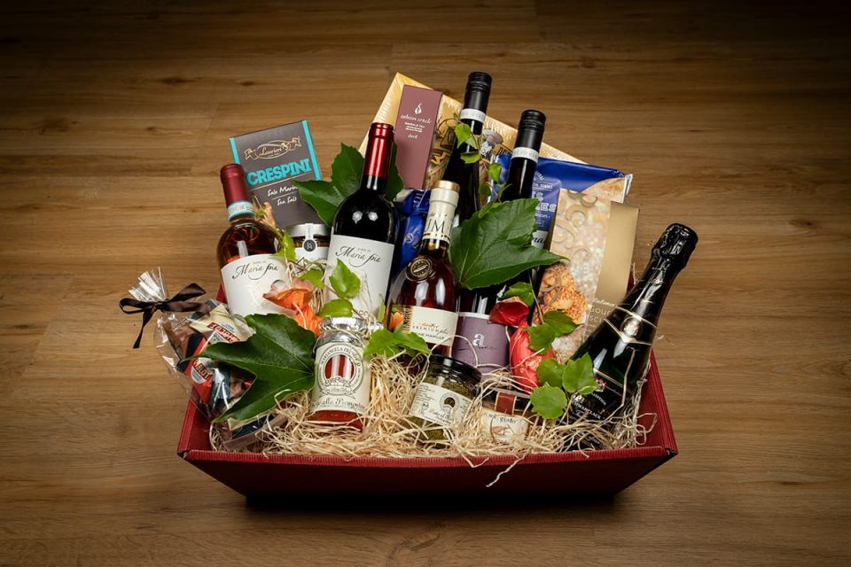 Präsentkörbe von Wein-Engelhardt. Dieser hier mit Weiß-, Rosé- und Rotwein, Winzer-Sekt, Premium-Marillen-Likör und allerlei Leckereien aus der Feinkost-Ecke.