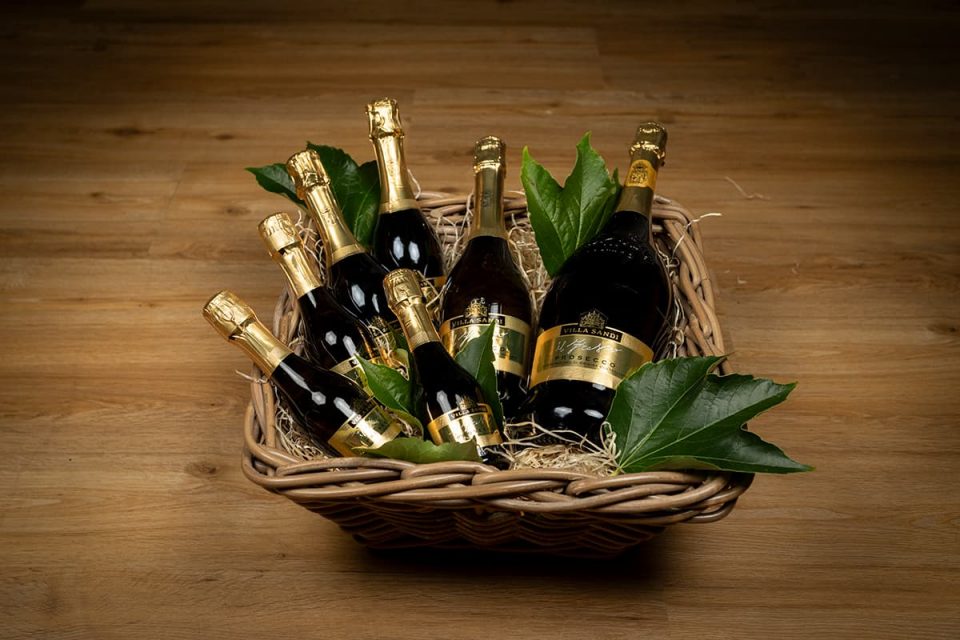 Präsentkörbe von Wein-Engelhardt. Dieser mit einem Prosecco-Ensemble im schönen Weidenkorb.