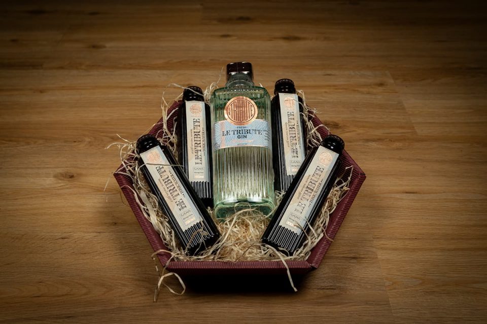Präsentkörbe von Wein-Engelhardt. Dieser hier als Gin-only-Variante mit edlem Gin und Tonic Water von Le Tribute.
