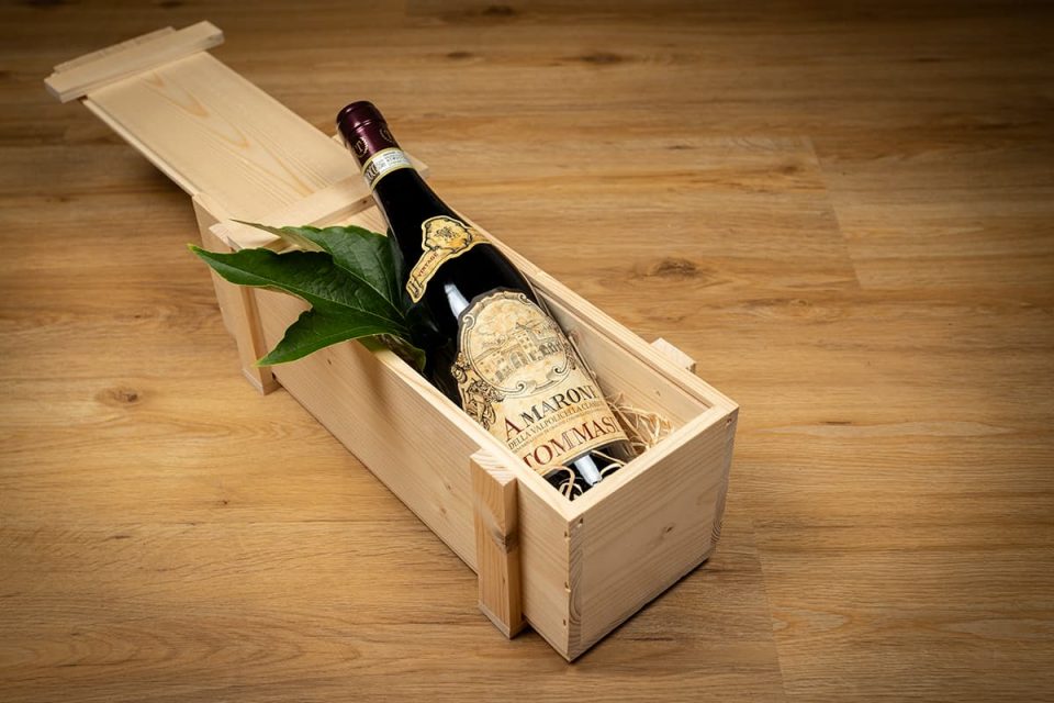 Präsentkörbe von Wein-Engelhardt. Hier ein edler Amarone della Valpolicella Classico in stilvoller Holzbox. Perfektes Geschenk für Liebhaber hochwertiger Weine.