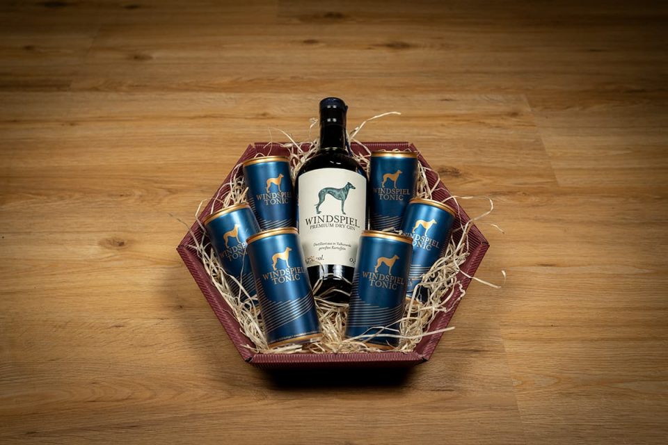 Präsentkörbe von Wein-Engelhardt. Dieser hier als Gin-only-Variante mit Premium Dry Gin und Tonic Water von Windspiel.