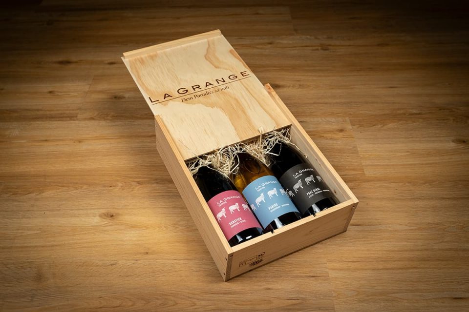 Präsentkörbe von Wein-Engelhardt. Hier ein Wein-Triple von La Grange in stilechter Holzbox.
