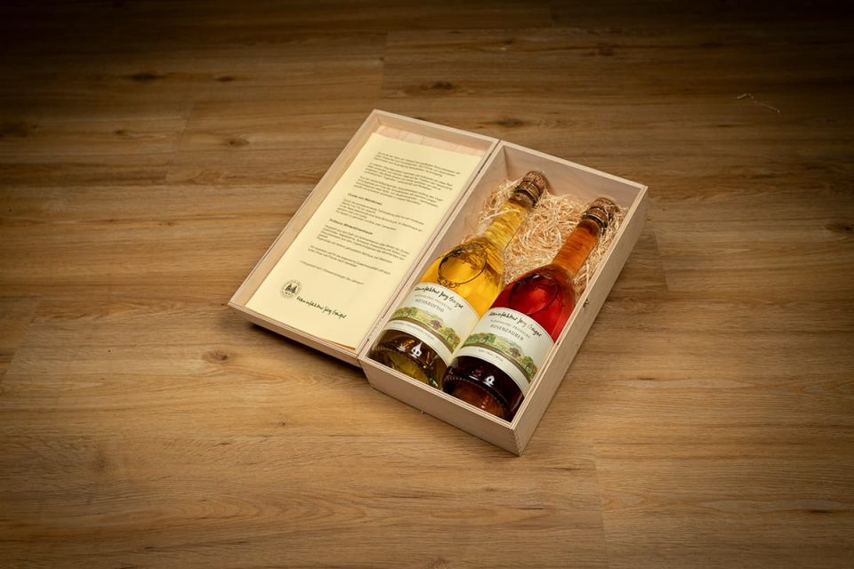 Präsentkörbe von Wein-Engelhardt. Hier ein alkoholfreies Duo "Weißduftig" und "Rosenzauber" der Manufaktur Jörg Geiger. In der Holzkasette mit Inlay.